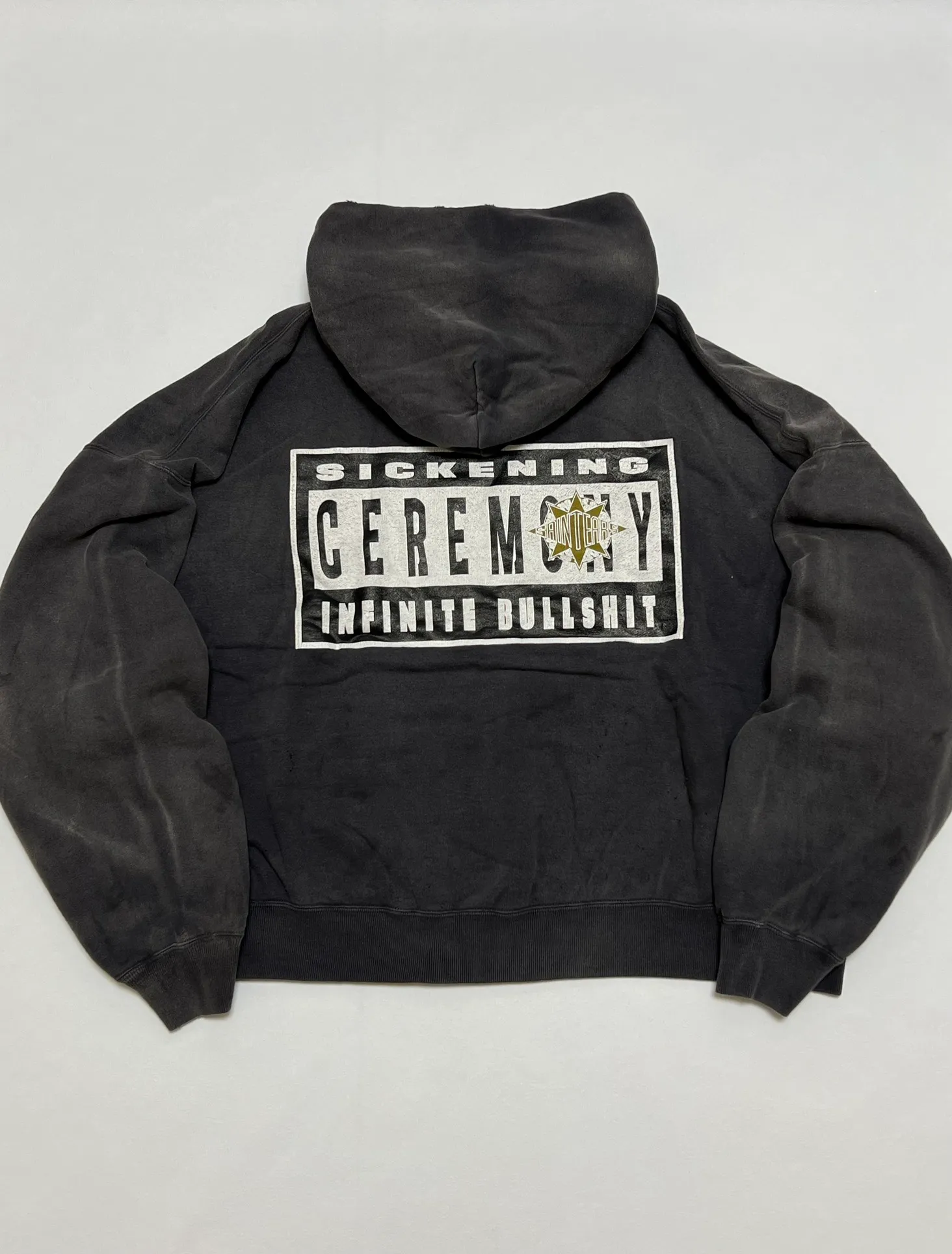 DENIM TEARS x SAINT Mxxxxxx SAINT TEARS Hoodie/BLK Five-pointed star cotton hole-in-the-dark distressed hoodie, washed black S-XL Assute dyeing, whole piece sprayed with horse fade/horse weight, co-branded main mark/cotton wash mark/cherub mark, many hanging holes on the front and rear panels, the original version has the same loose fit